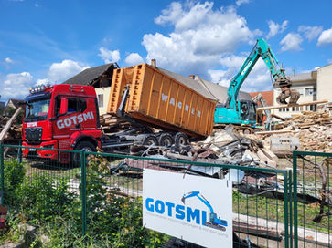 Abbrucharbeiten mit Bagger und LKW der GOTSMI GmbH auf einer Baustelle