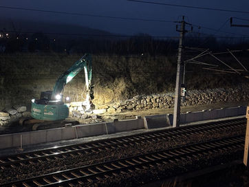 Nächtlicher Einsatz eines Baggers bei Arbeiten an der Bahnstrecke