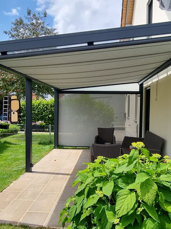 Zeitlose Terrassenüberdachung von Wiederspan mit klaren Linien und stabiler Konstruktion