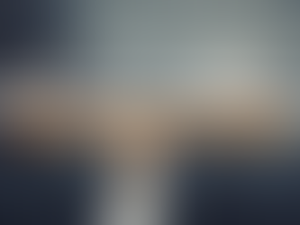 Persona rompiendo cadenas que simbolizan los convencionalismos sociales, con el título “Rompe con los convencionalismos” y subtítulo sobre libertad interior y control interno, en un diseño inspirador y motivador.