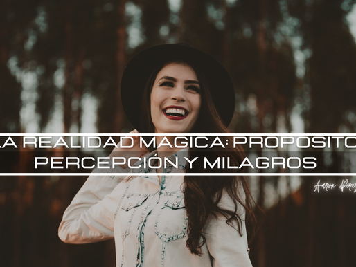 Persona de pie en un bosque, con luz natural filtrándose entre los árboles, acompañando el título “La realidad mágica: propósito, percepción y milagros”, una invitación a reflexionar sobre el cambio de percepción, el propósito de vida y la experiencia interior de los milagros.