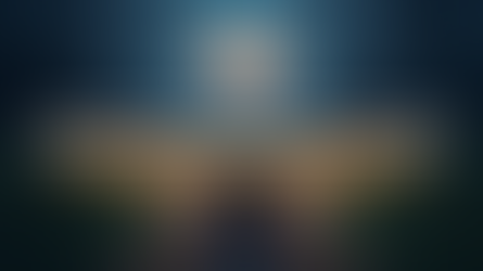 Representación visual del debate sobre el libre albedrío. Una persona se encuentra en una encrucijada, simbolizando la toma de decisiones, mientras que un cerebro iluminado con actividad neuronal sugiere los procesos biológicos inconscientes que la preceden.