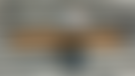 Persona sentada con gesto de culpabilidad, manos en la cabeza, transmitiendo sensación de inmovilidad y carga emocional por el pasado.