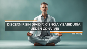 Hombre con bata blanca meditando, simbolizando la integración entre ciencia y espiritualidad. Texto superior: ‘Discernir sin dividir: ciencia y sabiduría pueden convivir’. Conceptos clave: ciencia, sabiduría, espiritualidad, discernimiento, integración.