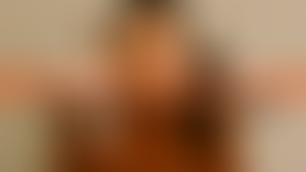 Ilustración de una persona con dos versiones de sí mismo en cada hombro, susurrándole al oído, representando el diálogo interno positivo y negativo. Imagen con el título y subtítulo del post sobre cómo transformar el diálogo interno