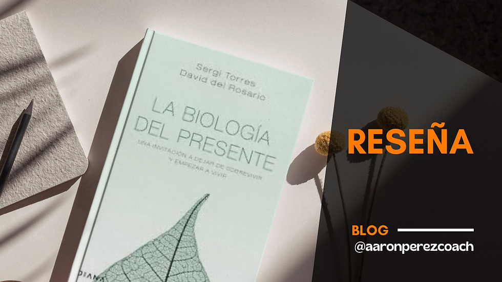Portada del blog con el libro La Biología del Presente de Sergi Torres y David del Rosario sobre una superficie clara, acompañado de una hoja seca y el texto “Reseña – Blog @aaronperezcoach”.