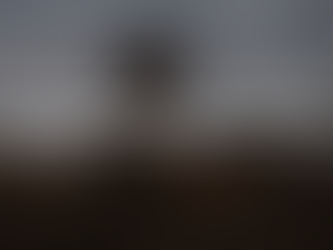 Persona sentada en un campo al atardecer, acompañada por el título “La cuaresma y la cuarentena: un viaje interior más allá del dogma”, representando un proceso de reflexión espiritual y cambio de percepción.