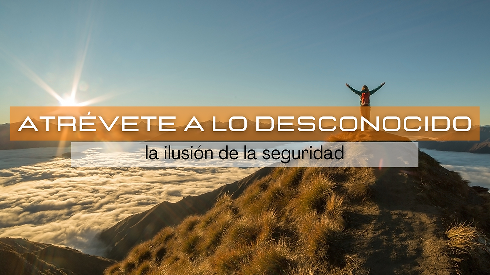 Persona en la cima de una montaña con los brazos abiertos, transmitiendo libertad y valentía. Sobre la imagen aparece el título del artículo: “Atrévete a lo desconocido: la ilusión de la seguridad”, invitando a explorar nuevos caminos y salir de la zona de confort.