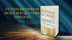 Portada del post Una mirada consciente a “Despierta” de Anthony de Mello. Libro con fondo azul y rayos de luz, reflexión sobre despertar y conciencia