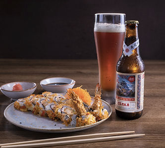 Fotografía gastronómica de sushi y cerveza artesanal en Medellín, roll de camarón tempurizado  y red ale servida en vaso frío, estilo contemporáneo, Servicio  fotográfico disponible en Envigado y área metropolitana, fotografía de comidas asiatica en  envigado
