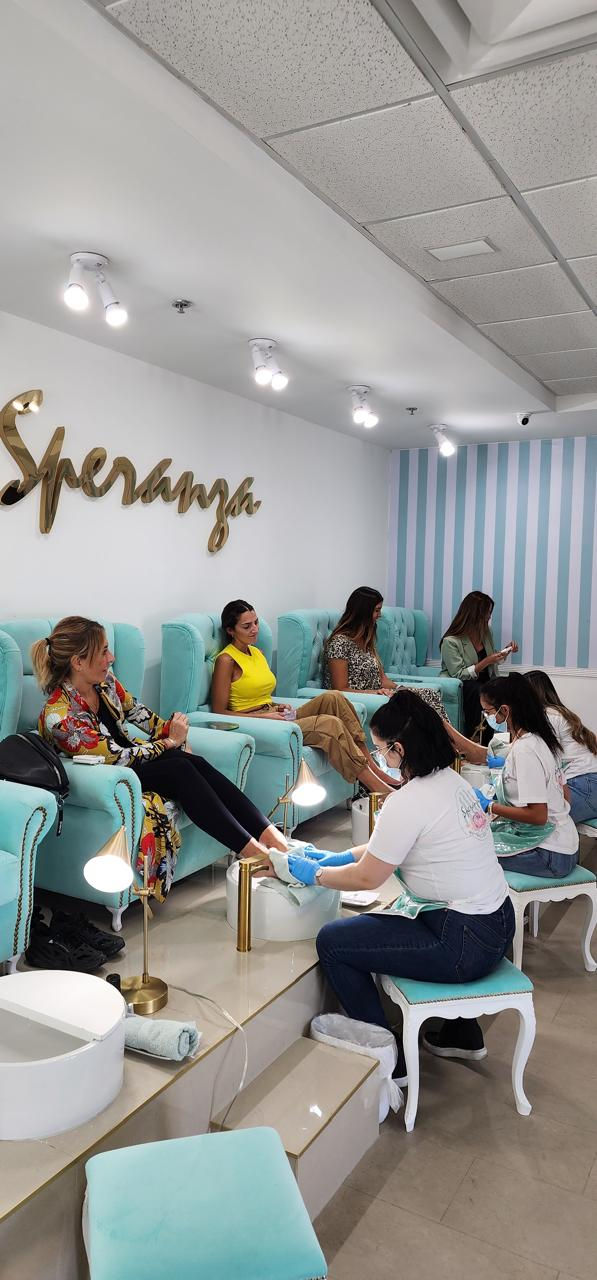 clientes de speranza nails disfrutando el pedicure