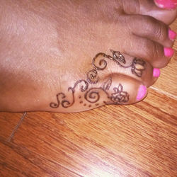 Facebook - Hooked my mommas corns up!!! #Henna #summer #footfetish