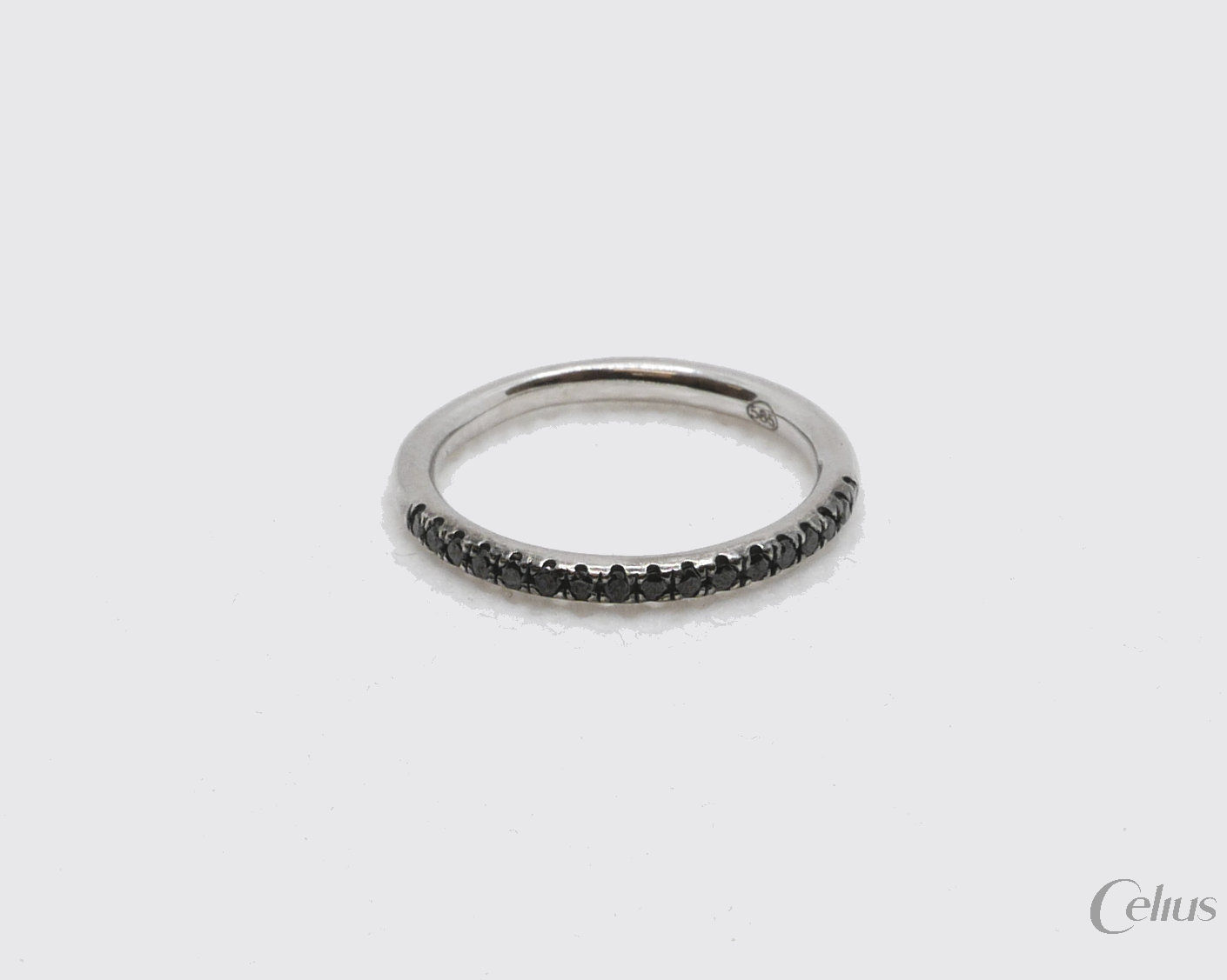 בייגלה לבן יהלומים שחורים