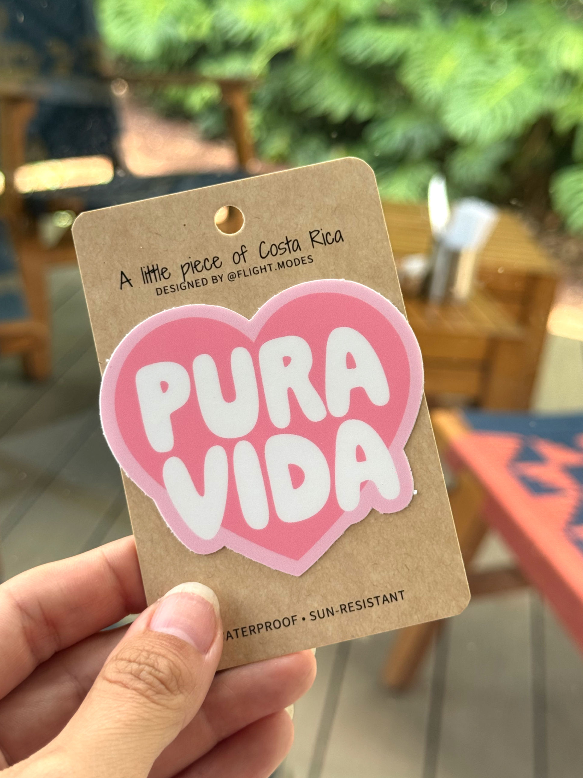 Sticker rosa de corazón con frase “Pura Vida”, souvenir waterproof inspirado en Costa Rica