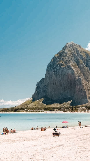 Spiaggia di San Vito Lo Capo con il monte Monaco sullo sfondo, in Sicilia.