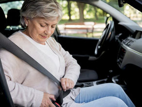 Conducteur senior attachant sa ceinture de sécurité