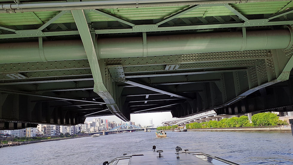 鉄橋の下を駒形橋へ向かう水上ボート