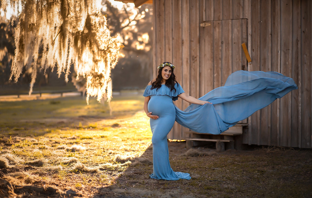 Pregnancy photo at a rustic barn in Tampa Florida