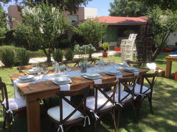 Mesa de nogal con sillas Crossback