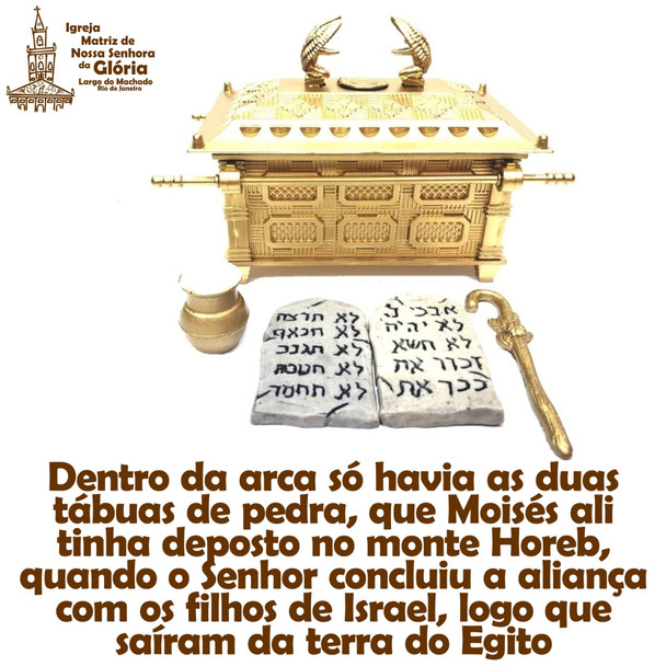 Dentro da arca só havia as duas tábuas de pedra, que Moisés ali tinha deposto no monte Horeb, quando