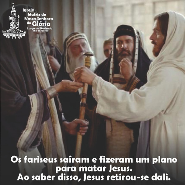 Os fariseus saíram e fizeram um plano para matar Jesus. Ao saber disso, Jesus retirou-se dali. Mt 12