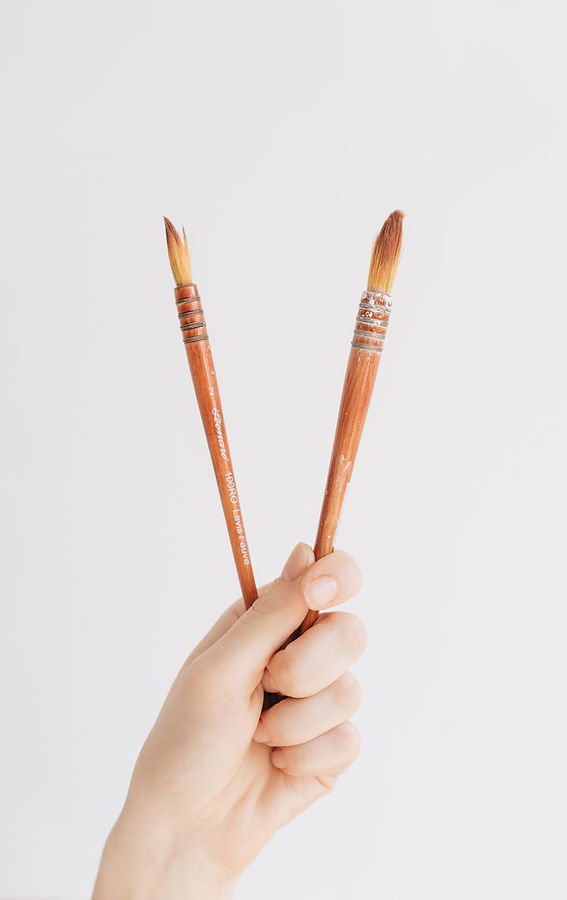 crayons dans une main