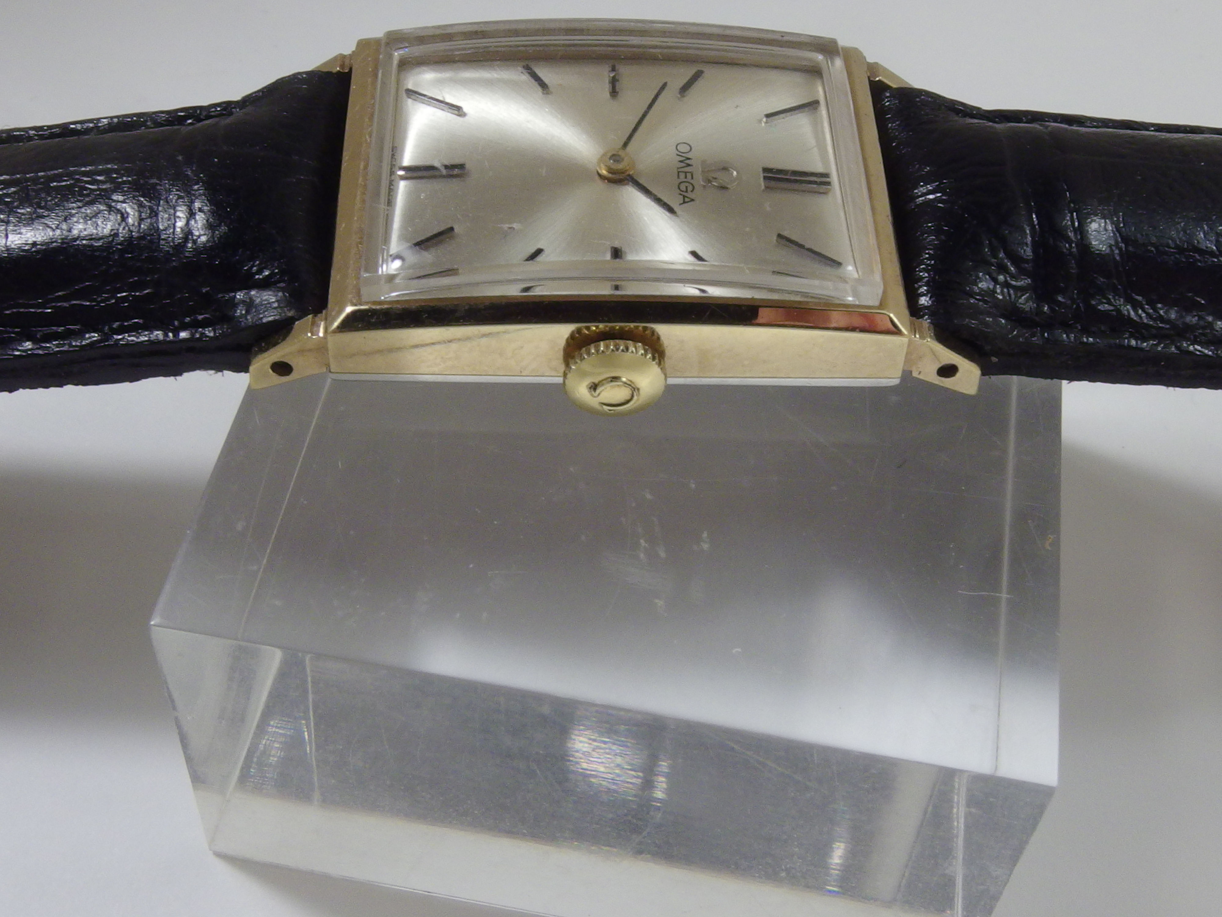 4043 ELEGANT VINTAGE OMEGA TANK MIDSIZED, CAL 620. 1966
