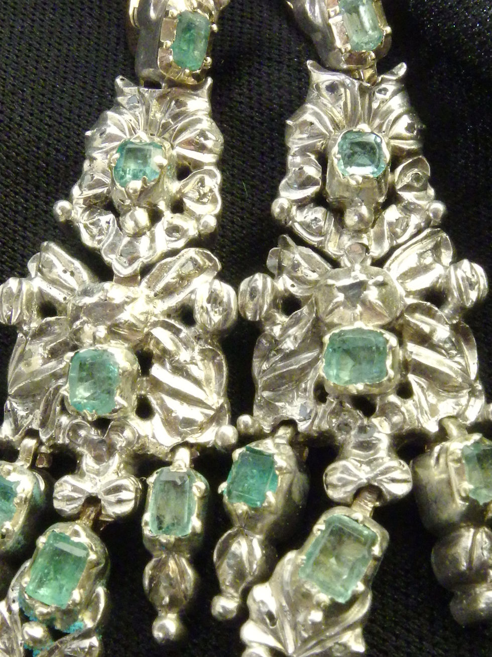 4083 ANTIQUE ARTICULATED EMERALD & DIAMOND CHIPS CHANDELIER EARRINGS, C. 1760