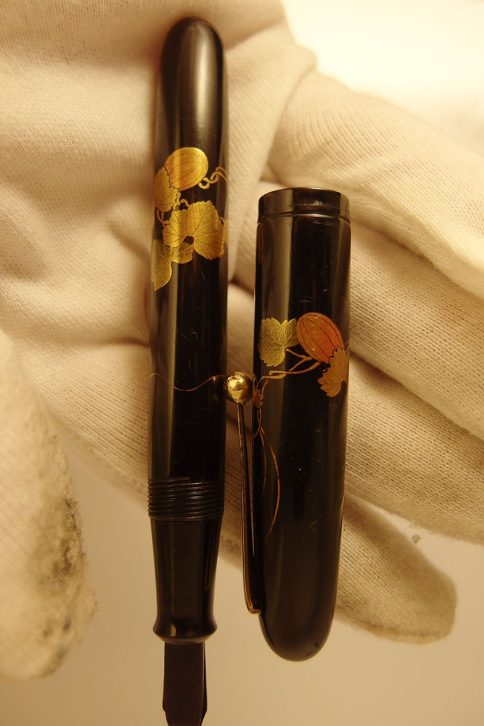 Miniatura: sold  MAKI/E LACQUER PEN, DECORATED LEAVES AND BIRD