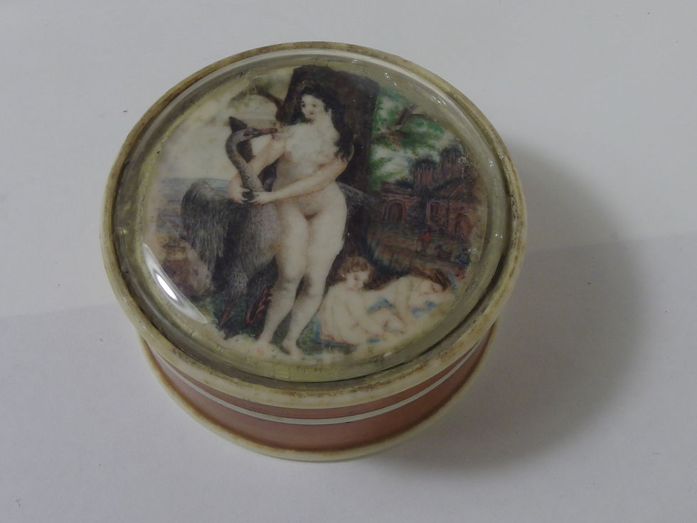 Miniatura: 4043 BEAUTIFUL RAPÉ BOX IN WALNUT & IVORY, LEDA & THE SWAN MYTHOLOGY SCENE