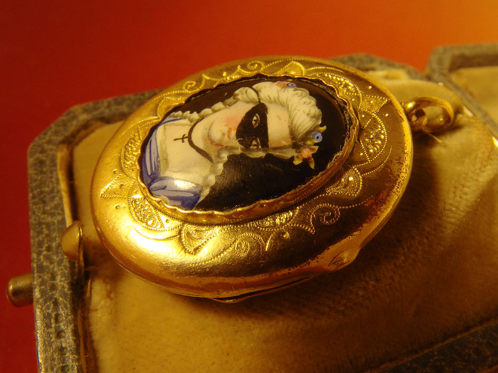 Miniatura: SOLD (B)    4147 ORIGINAL VICTORIAN LOCKET PENDANT, LADY WITH MASK, CIRCA 1890