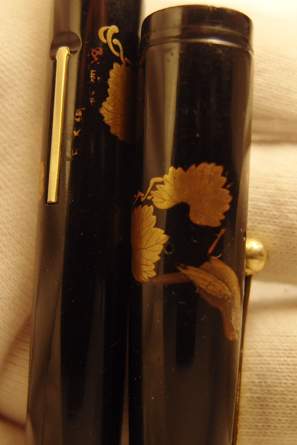 Miniatura: sold  MAKI/E LACQUER PEN, DECORATED LEAVES AND BIRD