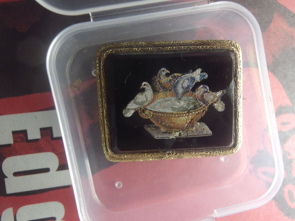 Miniatura: 4370 EXQUISITE 18K GOLD MICRO MOSAIC OVER OBSIDIAN BROOCH, PLINIO'S DOVES (SOSO)