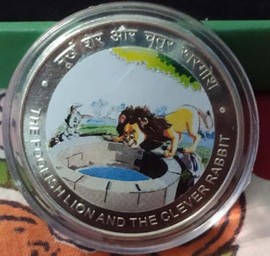 जबलपुर पहुंचा चांदी का रंगीन सिक्का पहुंचा,पंचतंत्र की कहानियों के किरदारों को सिक्के में उकेरा
