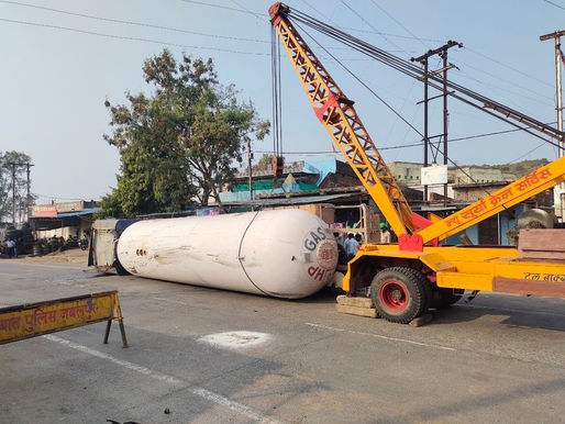 बड़ा हादसा टला, 15 टन एलपीजी से भरा कैप्सूल पलटा, लोगों की धडकऩें बढ़ीं