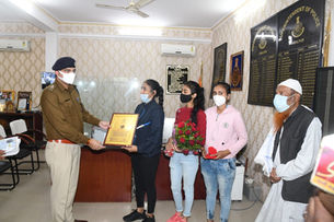 खेलों को प्रोत्साहित करने हेतु पुलिस अधीक्षक सिद्धार्थ बहुगुणा ने दिव्यांग खिलाड़ियों को दी किट