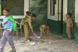 सरकारी स्कूल में बच्चों का झाड़ू लगाते वीडियो वायरल