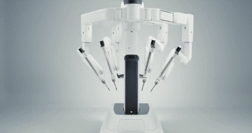 De da Vinci Xi-operatierobot met vier instrumentarmen, gebruikt voor buikchirurgie in Ziekenhuis Geel