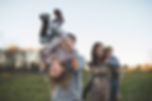 Foto de pais e filhos brincando ao ar livre