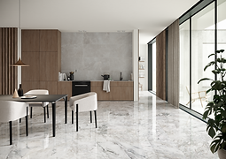 Interior con muebles de madera y piso de mármol