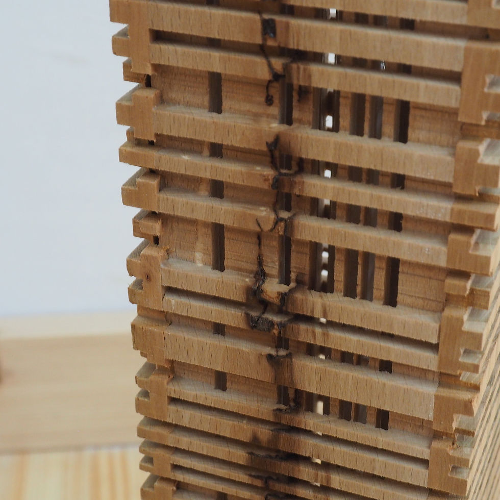 Miniature : Colonne en hêtre et merisier