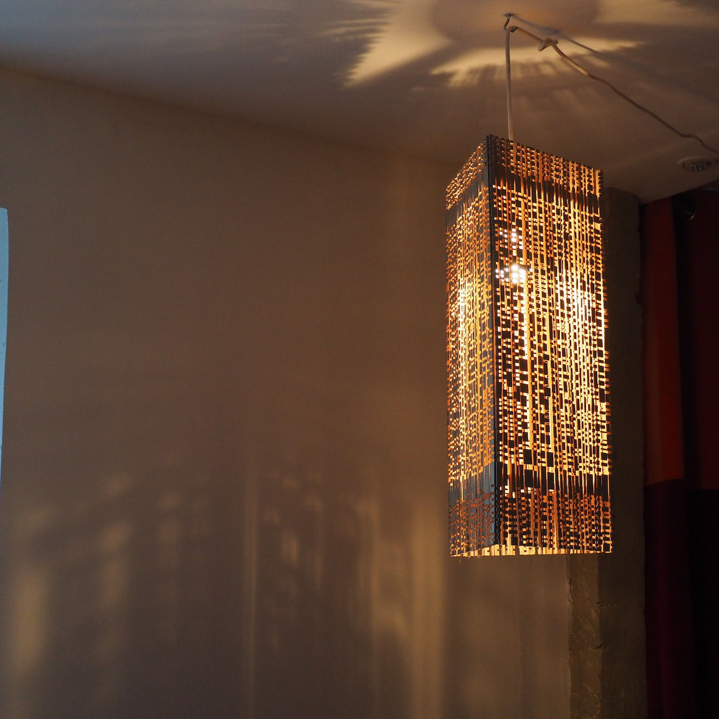 Suspension en bois triangulaire