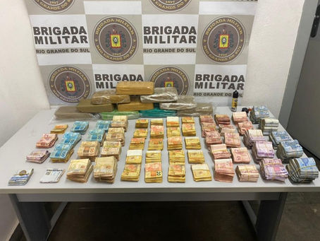 BM-RS Policiais Militares de Caxias do Sul/RS apreendem mais de R$ 100 mil e mais de 10 kg de crack