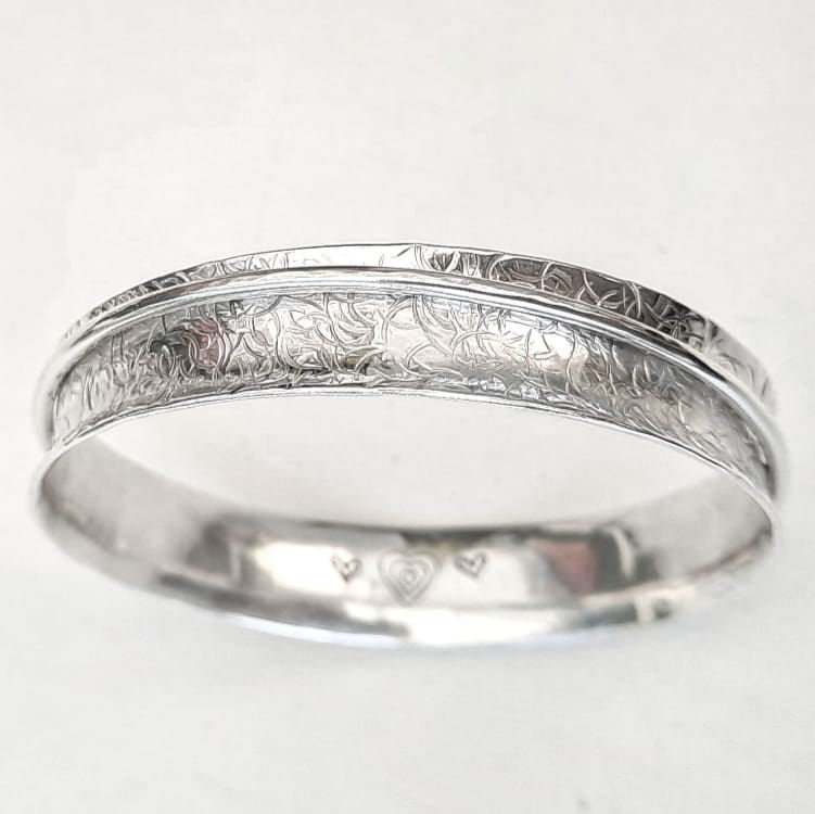 Unisex textured spinner bangle