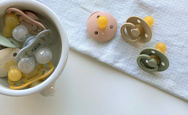 Cleaning_pacifiers_1296x.webp