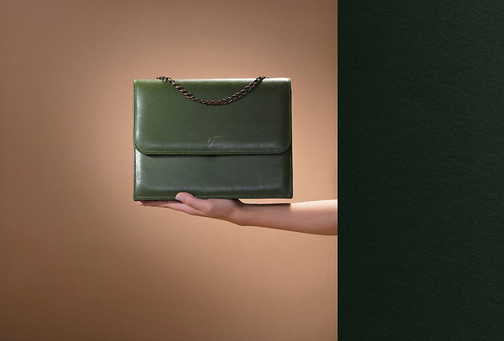 Bolsa verde hecha con piel de nopal.