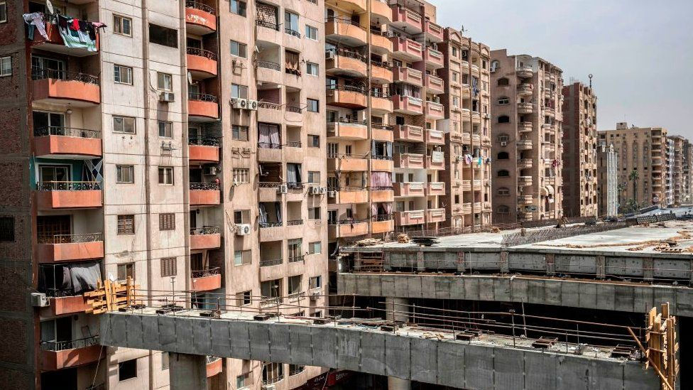 Egipto construye una autopista a 50 cm de unos edificios residenciales. 