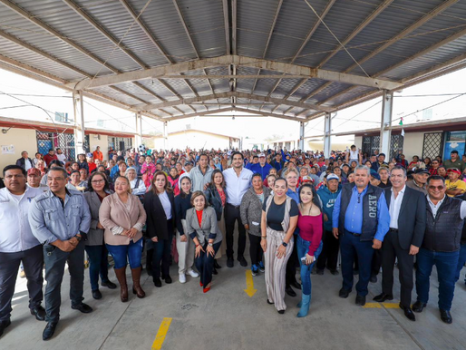 Recibieron familias de Rincón de las Flores al Alcalde Carlos Peña Ortiz .