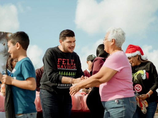 Entrega alcalde Alberto Granados cenas navideñas en diversos sectores.