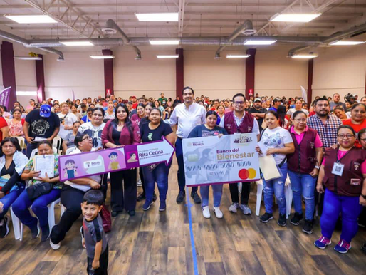 Entregó Carlos Peña Ortiz tarjetas de Beca Rita Cetina con Alexander Alan Bolaños Tinoco, Coordinador del Programa..